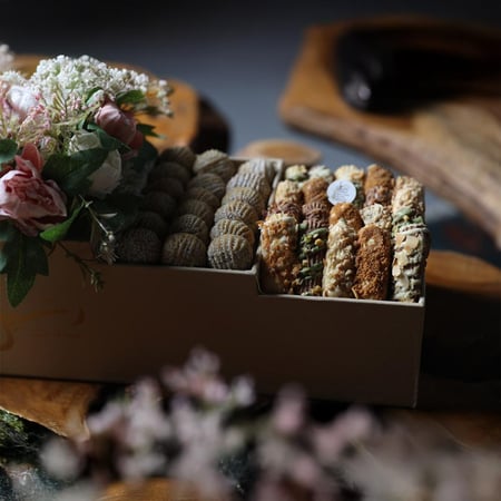 بوكس الفخامة صينية مدرجة معمول وشوكولاتة وبيتيفور - متجر ضيافات رتيل