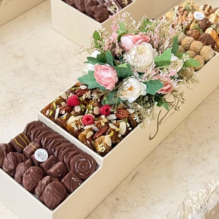 بوكس الفخامة صينية مدرجة معمول وشوكولاتة وبيتيفور - متجر ضيافات رتيل