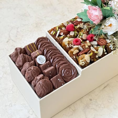 بوكس الفخامة صينية مدرجة معمول وشوكولاتة وبيتيفور - متجر ضيافات رتيل