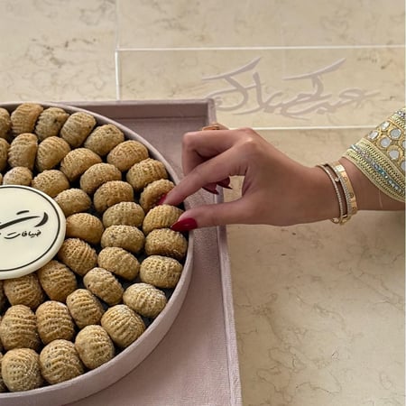 بوكس الاناقة - معمول 1 ك  - متجر ضيافات رتيل