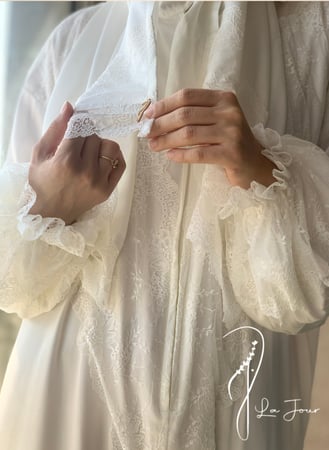 شرشف صلاة دانتيل ابيض سحاب و الطرحة مثبتة .