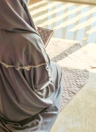 شرشف صلاة سحاب رمادي مزين  بالكروشي الابيض و رمادى من لاجور