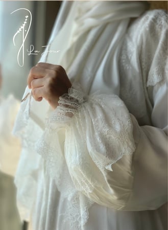 شرشف صلاة دانتيل ابيض سحاب و الطرحة مثبتة .