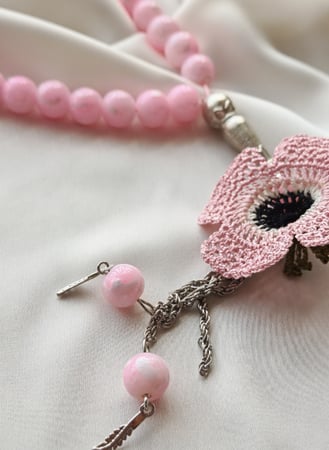 سبحة 33 وردي مزينة بوردة أويا كروشيه