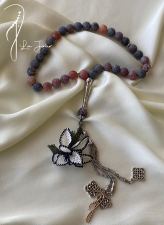 سبحة 33 عقيق برازيلي رمادي وطوبي مزينة بوردة أويا كروشيه