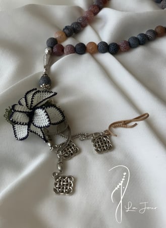 سبحة 33 عقيق برازيلي بني رخامي مزينة بوردة أويا كروشيه