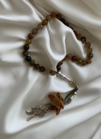 سبحة 33 عقيق برازيلي بني وبيج مزينة بوردة أويا كروشيه