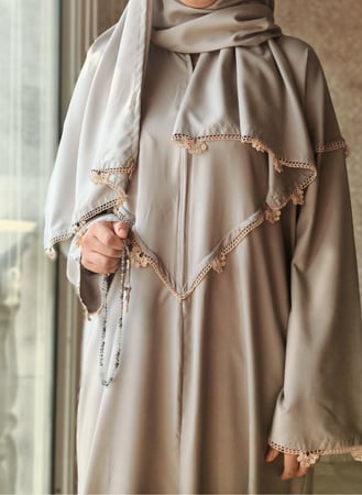 شرشف صلاة سستة رمادى فاتح مزين بالكروشيه اليدوي فخم