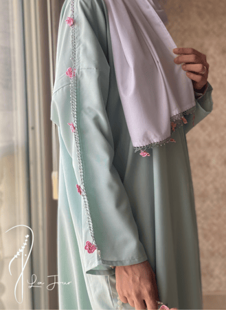 جلابية صلاة تفني سستة مزينة بالكروشيه الوردي