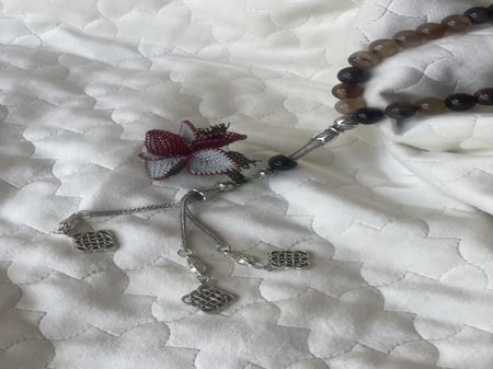 سبحة 33 عقيق برازيلي بني مزينة بوردة أويا كروشيه