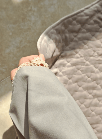 شرشف صلاة سستة رمادى فاتح مزين بالكروشيه اليدوي فخم