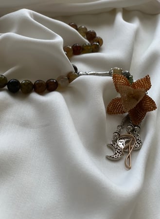 سبحة 33 عقيق برازيلي بني وبيج مزينة بوردة أويا كروشيه