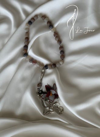 سبحة 33 عقيق برازيلي بيج مزينة بوردة أويا كروشيه