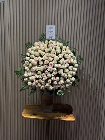 فازع ورد طبيعي مع كيكه صغيره