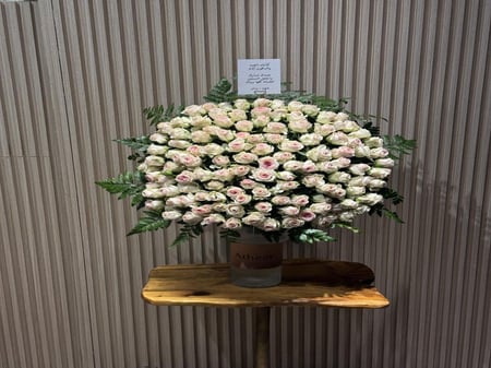 فازع ورد طبيعي مع كيكه صغيره