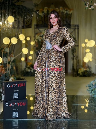 فستان سهرة ليوبارد فخم برقبة V ملتفّة وحزام مع بروش فضي يحدد الخصر