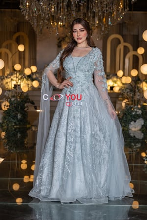 فستان سهرة نسائي فيروزي مطرز بأكمام تل واسعة