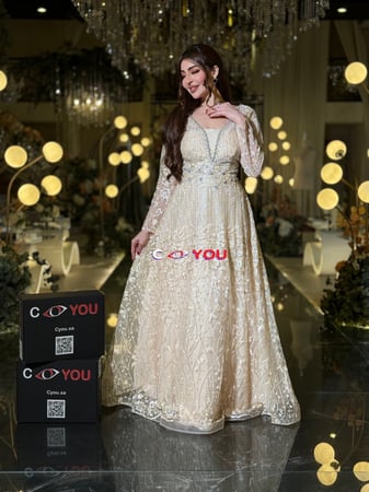 فستان سهرة بخيوط الذهبي مرصع، يسرق كل الأنظار