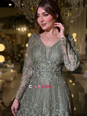 فستان سهرة بخيوط الزيتي مرصع، يسرق كل الأنظار