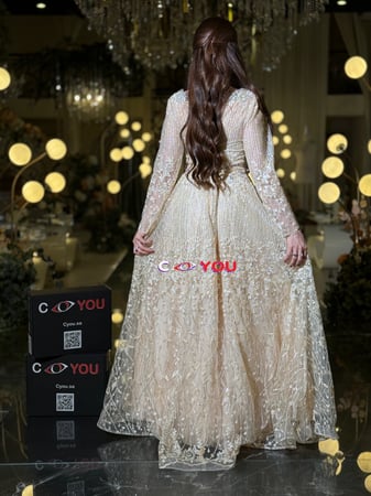 فستان سهرة بخيوط الذهبي مرصع، يسرق كل الأنظار