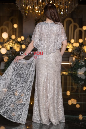 فستان سهرة نسائي بيج على رمادي مطرز بالدانتيل الفاخر مع أكمام قصيرة واسعة