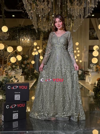 فستان سهرة بخيوط الزيتي مرصع، يسرق كل الأنظار