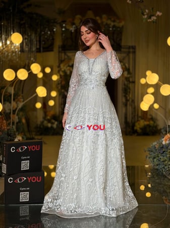 فستان سهرة بخيوط السماوي مرصع، يسرق كل الأنظار