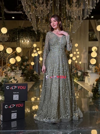 فستان سهرة بخيوط الزيتي مرصع، يسرق كل الأنظار