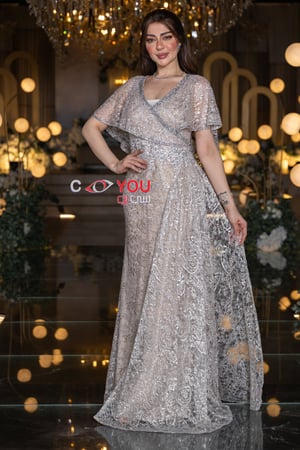 فستان سهرة نسائي بيج على رمادي مطرز بالدانتيل الفاخر مع أكمام قصيرة واسعة