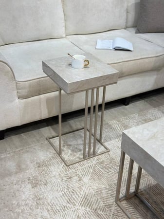 طقم طاولة ضيافة بديل رخام مع 4 طاولات خدمة – تصميم فاخر وعصري