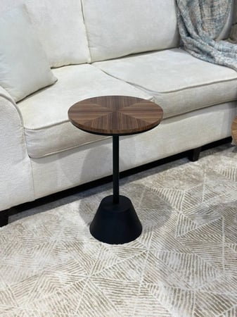 طقم طاولات متداخلة أنيق مع 4 طاولات خدمة – تصميم عصري بلمسة خشبية قشرة الجوز tl