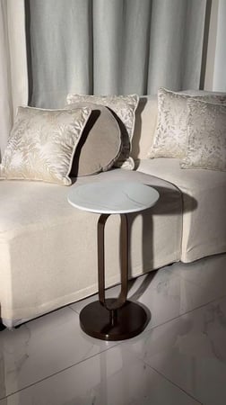 طاولة خدمة سطح رخام قاعدة حديد متين