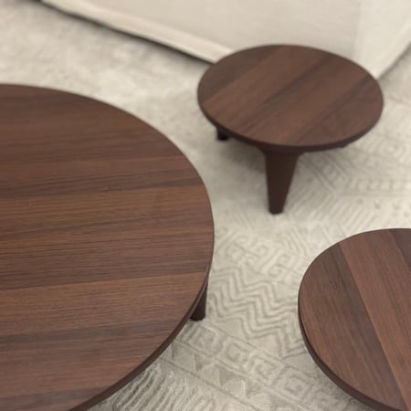 طقم طاولات ارضي مع 4 خدمة خشب بني شكل دائري  - بتصميم أنيق وعملي kf