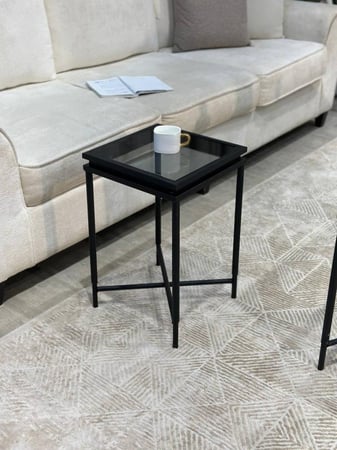 طقم طاولات فخم بسطح زجاج أسود – تصميم عصري يجمع بين الأناقة والوظيفة!