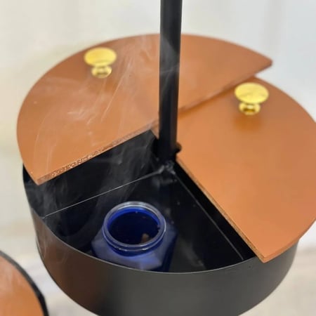 مبخرة ملابس مع علاق اسود