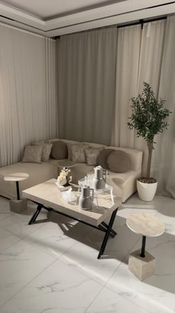 طقم طاولة ضيافة بديل الرخام مع 4 طاولات خدمة – تصميم فاخر وعصري