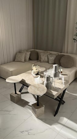 طقم طاولة ضيافة بديل الرخام مع 4 طاولات خدمة – تصميم فاخر وعصري