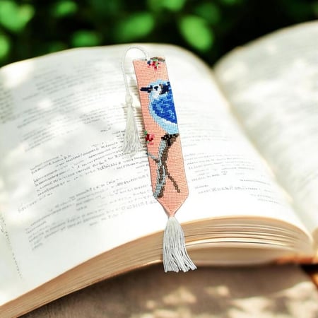 فاصل كتاب طائر على غصن شجرة