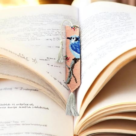 فاصل كتاب طائر على غصن شجرة