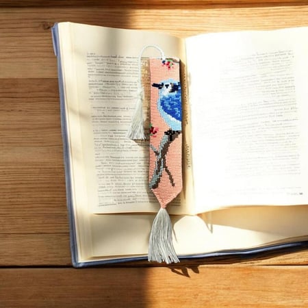 فاصل كتاب طائر على غصن شجرة