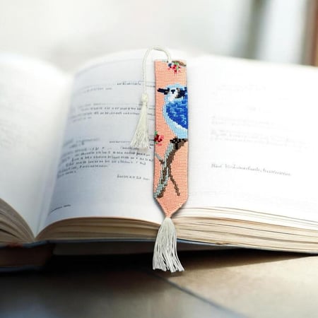 فاصل كتاب طائر على غصن شجرة