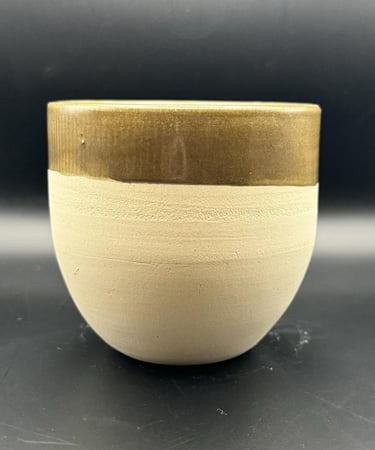 كوب خزف يدوي بني مع حافة ذهبية