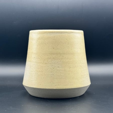 كوب فخار طبيعي يدوي أنيق لتقديم القهوة