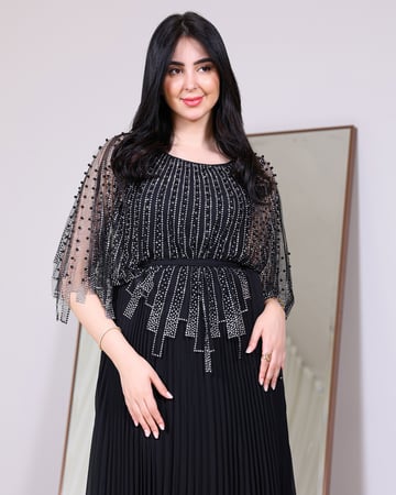 لقطة ل تفاضيل كاب شفاف لفستان سهرة أسود راقي للسهرة