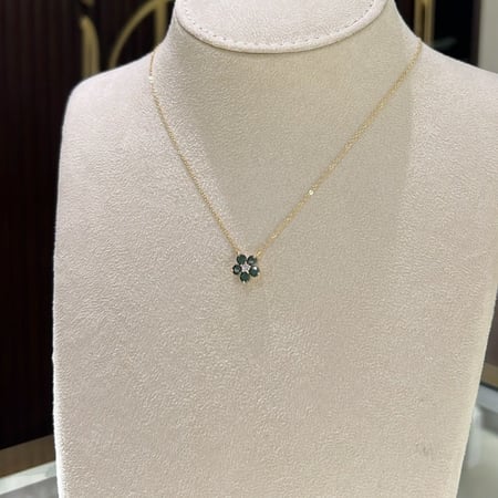 6| قلادة وردة باللون الاخضر