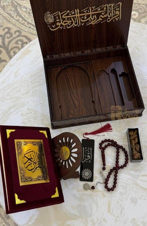 صندوق المصحف الشريف 6 قطع مع وقيه عود مروكي  ( الشكل 1 )