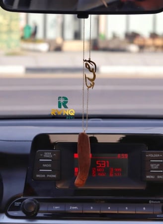 تعليقة سيارة بكسرة عود مااجمل العود اذا فاح