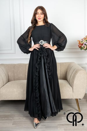 فستان أسود مع حزام