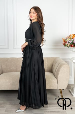 فستان أسود مع حزام