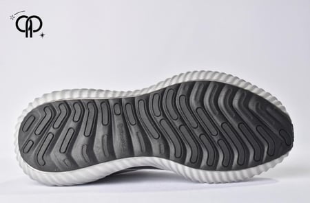 حذاء رجالي اديداس رمادي مع أسود an Adidas AlphaBOUNCE+ running shoe in light gray with black accents.